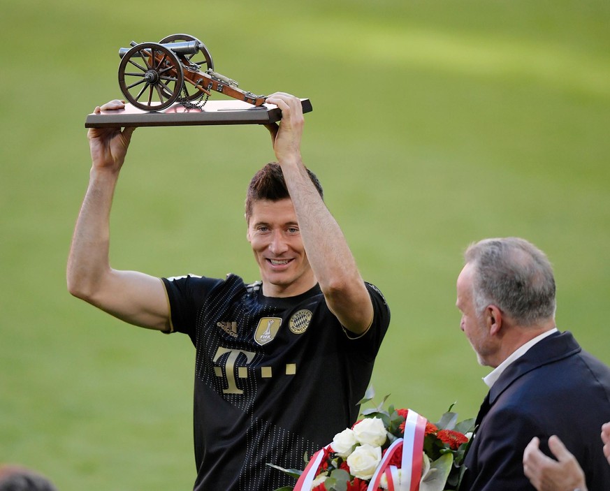 Torschuetzenkoenig Robert Lewandowski (li, FC Bayern München)