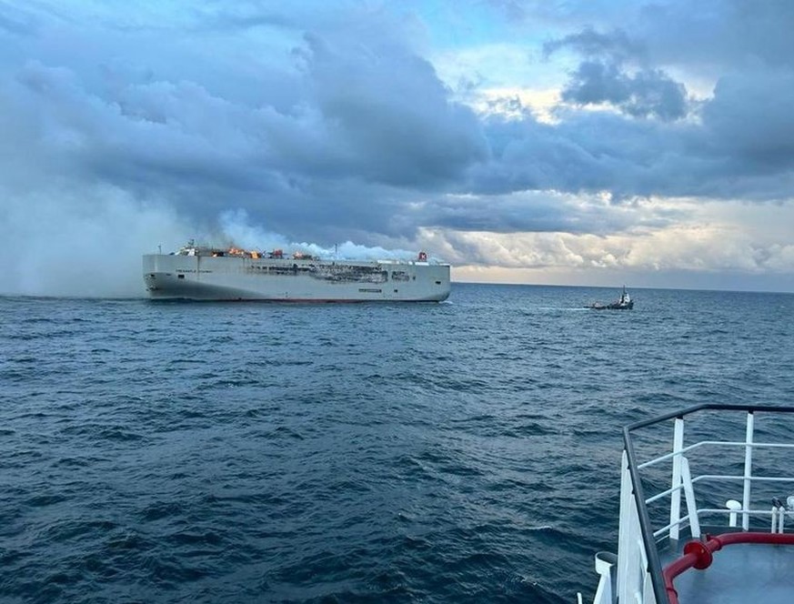HANDOUT - 26.07.2023, Niederlande, Ameland: Ein Foto, das von der niederländischen Küstenwache zur Verfügung gestellt wurde, zeigt den brennenden Frachter «Fremantle Highway» in der Nordsee. Wie die n ...