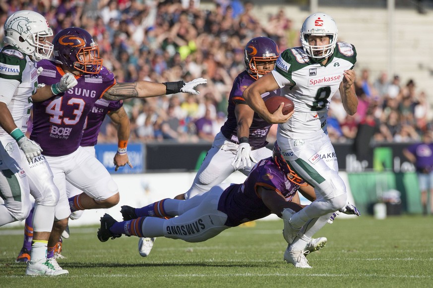 Tackling von Mark Adjei (Universe, 52) an Quaterback Marco Ehrenfried (Unicorns, 8) Frankfurt am Main Copyright: xRoskaritzx/Eibner-Pressefotox EP_kes_rrz

Tackling from Mark Adjei Universe 52 to Qu ...