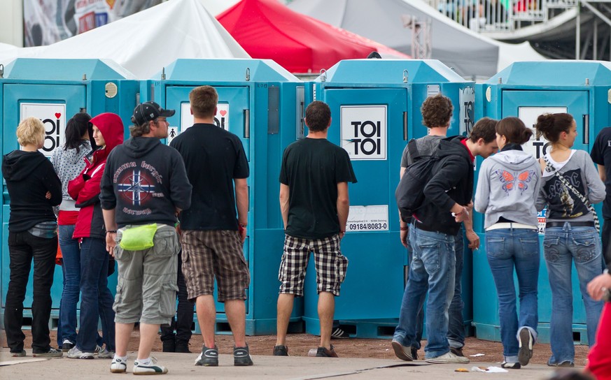 Das Bild ist aus dem Jahr 2012 – die Toiletten-Situation beschäftigt die Besucher bei Rock im Park aber jedes Jahr.