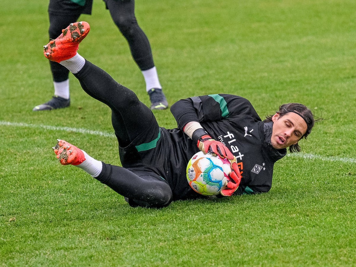 Yann Sommer Borussia Moenchengladbach, 01 hat den Ball sicher. Borussia Moenchengladbach, Fussball, 1. Bundesliga, Training, Saison 2022/2023, 06.01.2023 Borussia Moenchengladbach, Fussball, 1. Bundes ...