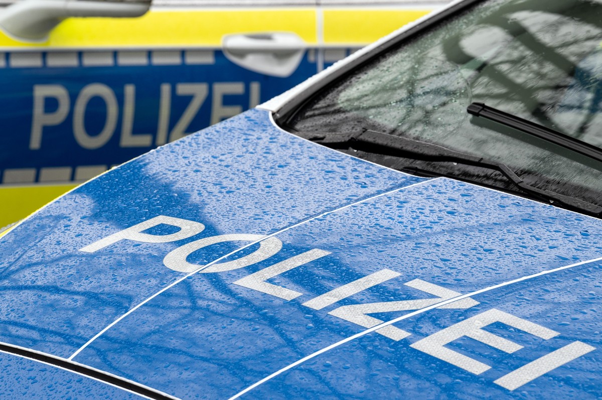 ARCHIV - 22.03.2024, Brandenburg, Trebbin: Der Schriftzug &quot;Polizei&quot; auf der Kühlerhaube eines Autos, aufgenommen während einer Verkehrskontrolle an der Berliner Straße. (zu dpa: «Großeinsatz ...