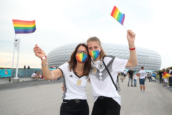 Vor dem EM-Spiel Deutschland gegen Ungarn wurden Regenbogen-Fahnen vor der Arena verteilt, um gegen ein umstrittenes Gesetzt von Ungarns Ministerpräsident Orban zu protestieren.  