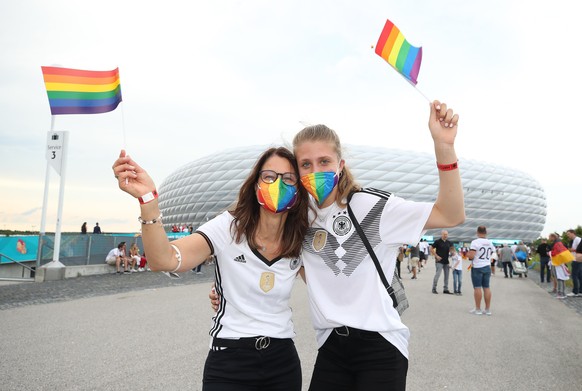 firo : 23.06.2021, Fußball, Fussball: EURO 2021,EM 2020, EURO 2020, Europameisterschaft 2020, Gruppenphase, Gruppe F, GER, Deutschland - Ungarn Vor der ALLIANZ ARENA Verkauf von Fähnchen in Regenbogen ...