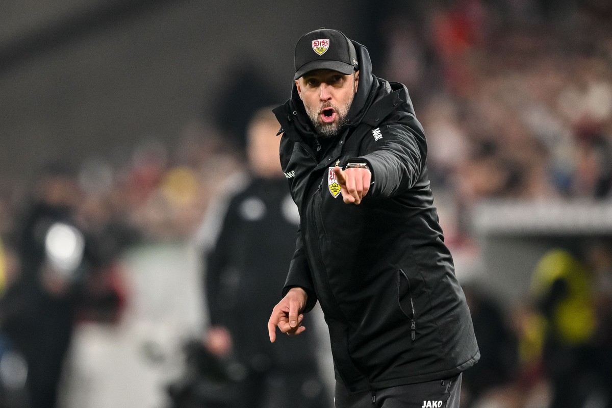 16.03.2025, Baden-Württemberg, Stuttgart: Fußball: Bundesliga, VfB Stuttgart - Bayer Leverkusen, 26. Spieltag, MHPArena. Stuttgarts Trainer Sebastian Hoeneß gestikuliert. Foto: Harry Langer/dpa - WICH ...
