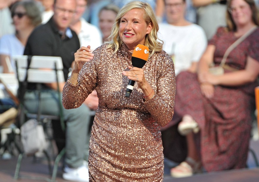 ZDF - Fernsehgarten. Moderatorin Andrea Kiwi Kiewel während der ZDF - Unterhaltungsshow Fernsehgarten am 17.09.2023 in Mainz. 20230917MWI101430 *** ZDF Fernsehgarten host Andrea Kiwi Kiewel during the ...