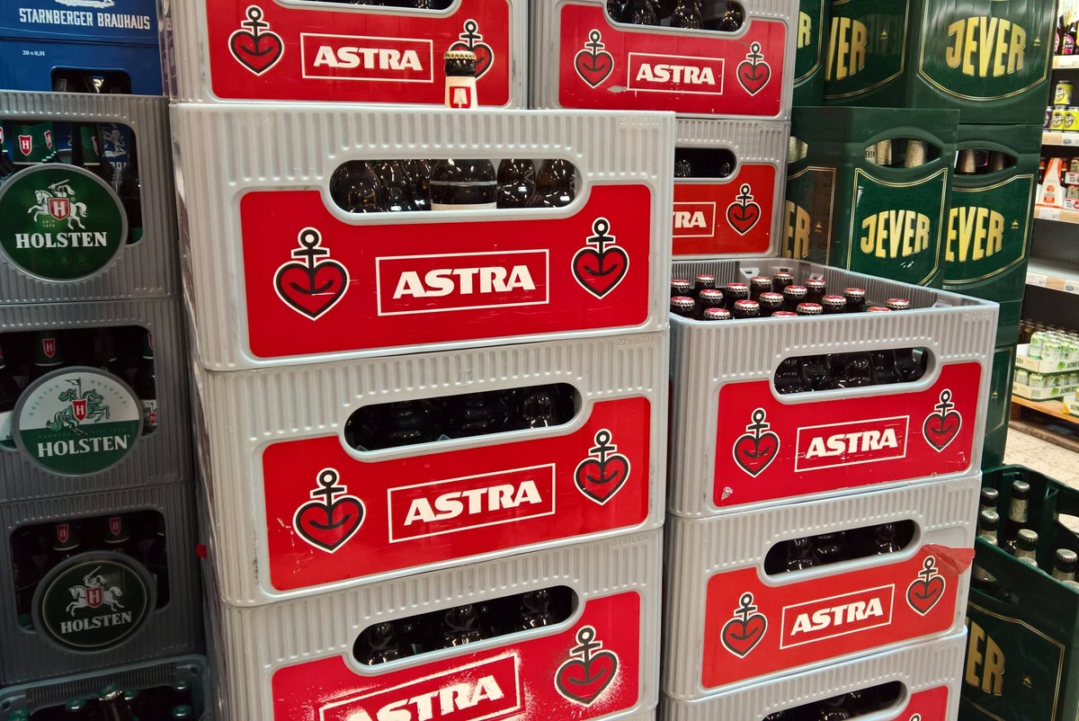 Astra Bier. Astra ist eine deutsche Biermarke. Sie gehört zur Holsten-Brauerei, die wiederum eine Tochtergesellschaft der dänischen Brauerei Carlsberg ist *** Astra beer Astra is a German beer brand I ...