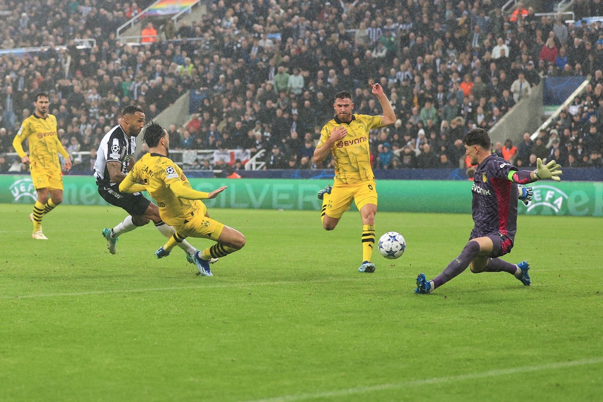 Football - UEFA Champions League - Group F - Newcastle United v Borussia Dortmund 25th October 2023 - UEFA Champions League - Group F - Newcastle United v Borussia Dortmund - Borussia Dortmund goalkee ...