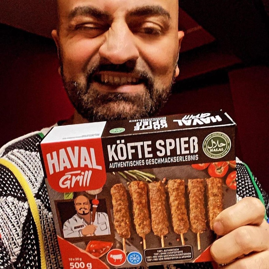 Xatar zwinkert mit seinen Köfte-Spießen in die Kamera.