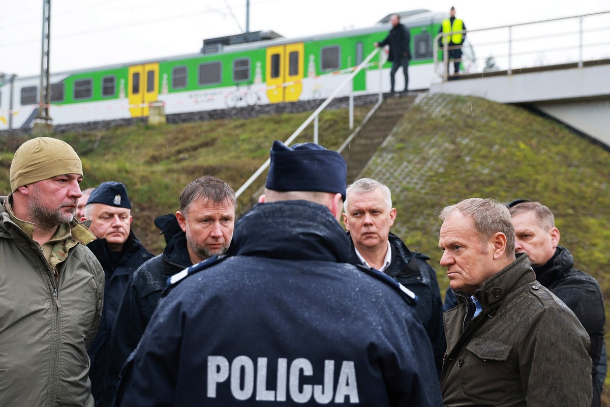 17.11.2025, Polen, Mika: Polens Ministerpräsident Donald Tusk (2.v.r) besichtigt die durch Sabotage beschädigte Eisenbahnstrecke Mika in der Nähe von Deblin (Woiwodschaft Lublin). Foto: KPRM/AP/dpa ++ ...