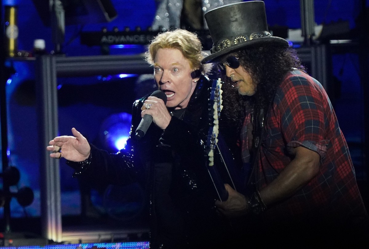 ARCHIV - 24.06.2023, Großbritannien, Somerset: Sänger Axl Rose (l) und Gitarrist Slash von der Band Guns N' Roses spielen beim Auftritt auf der Pyramid Stage des Glastonbury Festivals in Worthy F ...