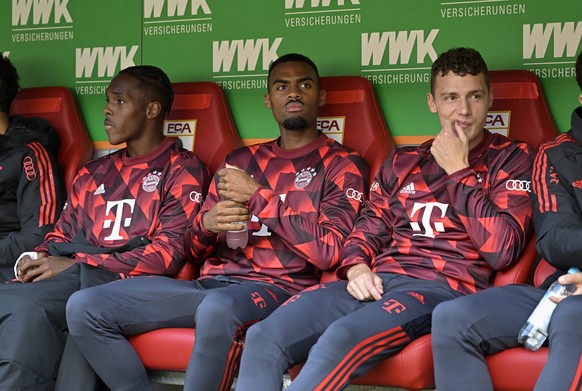 17.09.2022, Fussball 1. Bundesliga 2022/2023, 07.Spieltag, FC Augsburg - FC Bayern M�nchen, in der WWK-Arena Augsburg, Ersatzspieler, v.li: Mathys Tel Bayern M�nchen, Ryan Gravenberch Bayern M�nchen,  ...