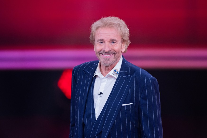 11.12.2022, Nordrhein-Westfalen, H�rth: Thomas Gottschalk, Moderator, steht beim RTL-Jahresr�ckblick &quot;Menschen, Bilder, Emotionen 2022&quot; im Studio. Foto: Rolf Vennenbernd/dpa +++ dpa-Bildfunk ...