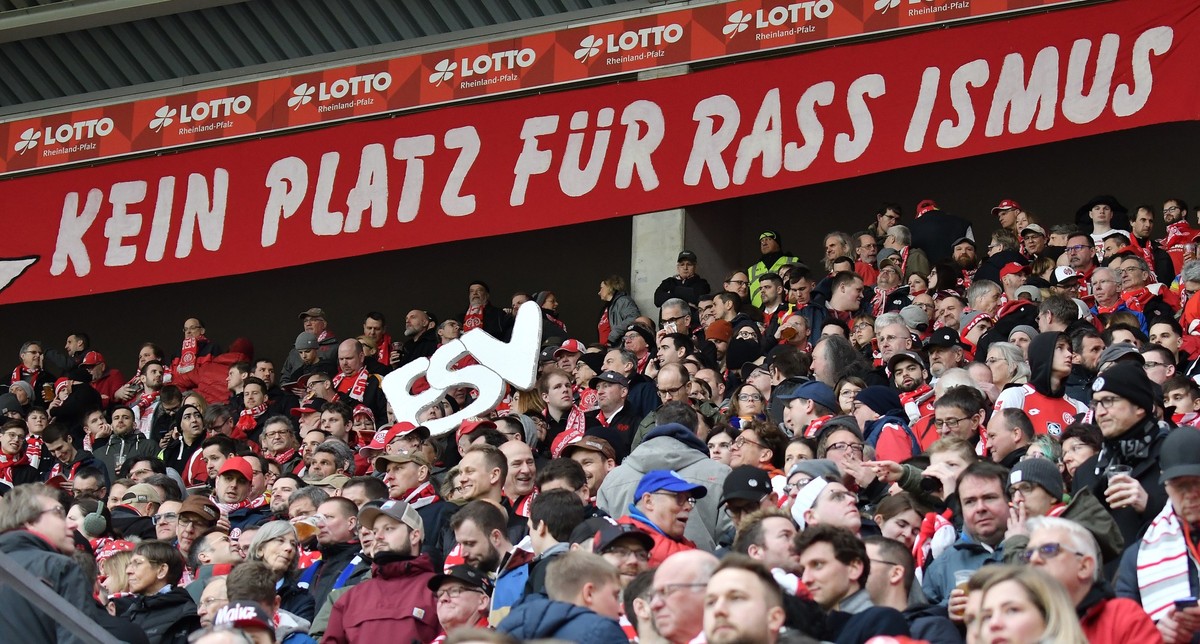 ARCHIV - 08.03.2020, Rheinland-Pfalz, Mainz: Fußball: Bundesliga, FSV Mainz 05 - Fortuna Düsseldorf, Opel Arena, 25. Spieltag. Über den Mainzer Fans ist ein Schild mit der Aufschrift "Kein Platz ...
