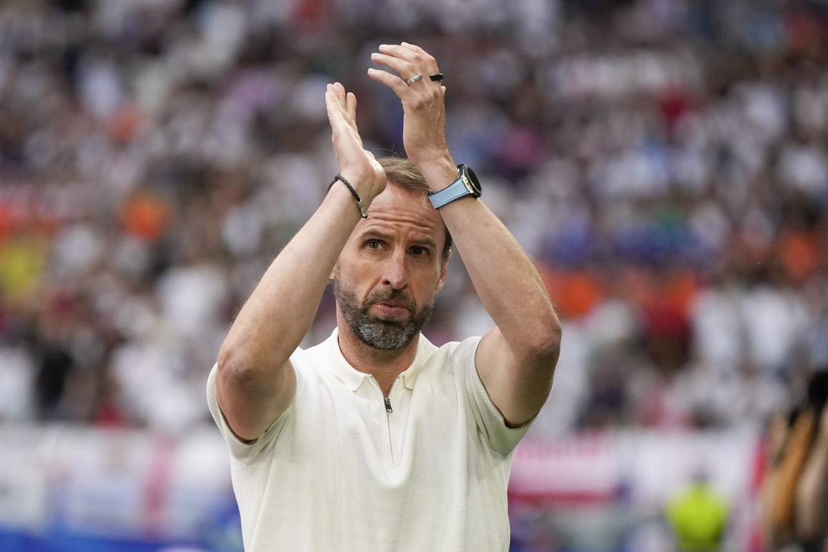 FILE - England coach Gareth Southgate applauds during a round of sixteen match between England and Slovakia at the Euro 2024 soccer tournament in Gelsenkirchen, Germany, Sunday, June 30, 2024. Gareth  ...
