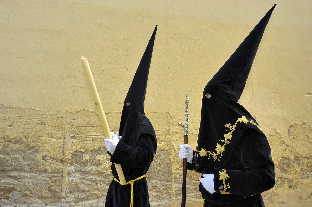 Jede Bruderschaft trägt den Kapuzenumhang in einer anderen Farbe.