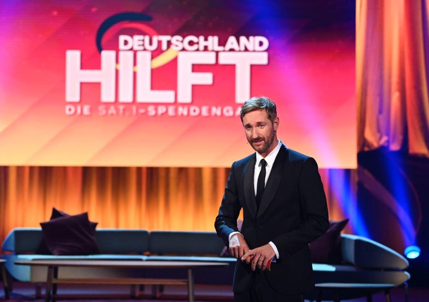 HANDOUT - 24.07.2021, -: Moderator Daniel Boschmann moderiert die Sendung &quot;Deutschland hilft. Die Sat.1-Spendengala&quot;, die live am Samstag, 24.07.2021 um 20:15 Uhr in Sat.1 ausgestrahlt wird. ...