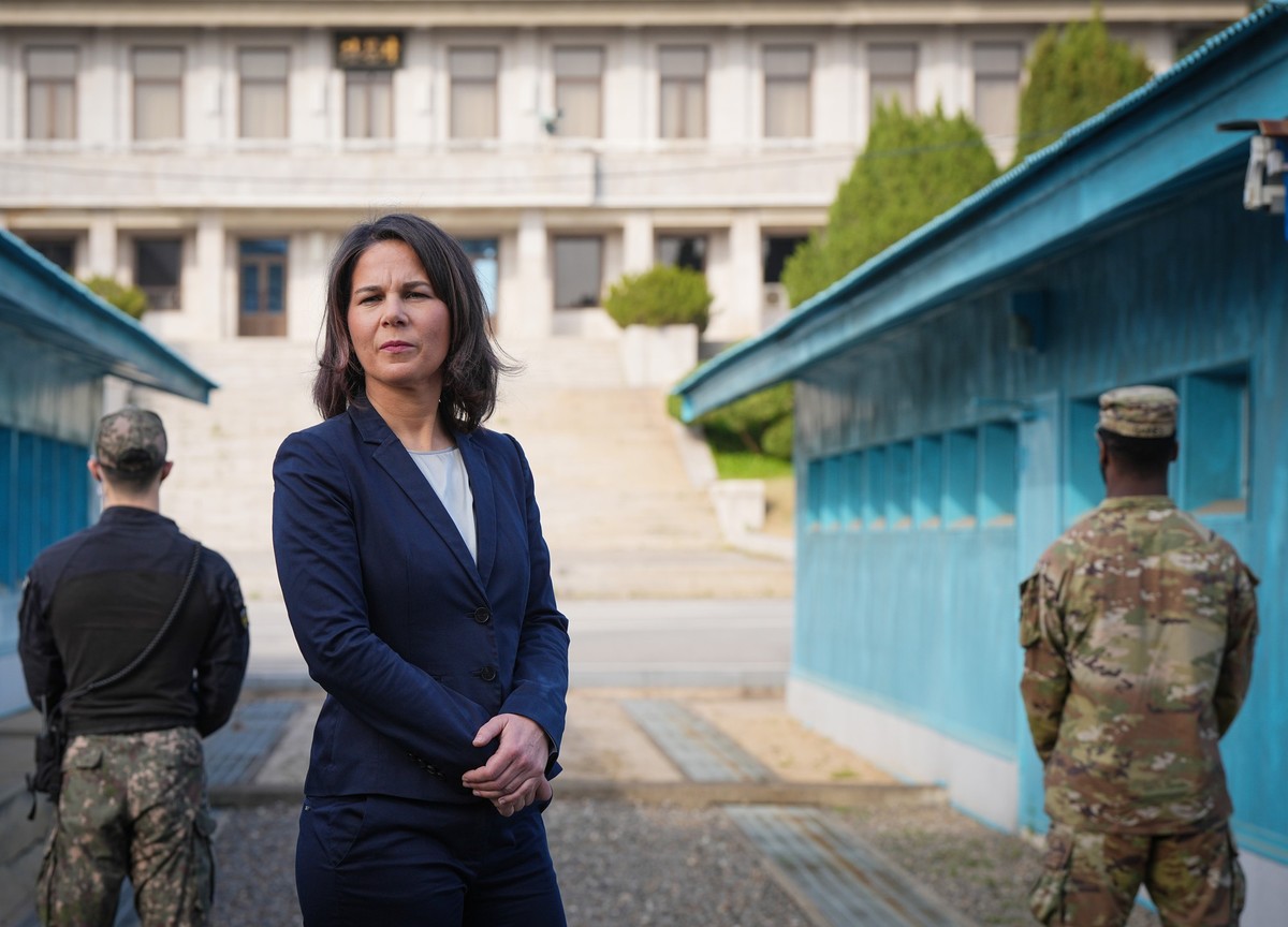 dpatopbilder - 15.04.2023, S�dkorea, Joint Security Area: Au�enministerin Annalena Baerbock (B�ndnis 90/Die Gr�nen) besichtigt in der demilitarisierten Zone zwischen Nord- und S�dkorea die Joint Secur ...