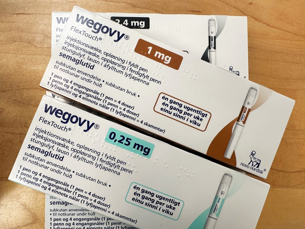 PRODUKTION - 28.06.2023, D�nemark, Kopenhagen: Verschiedene Packungen des Abnehmmittels �Wegovy� des Pharmakonzerns Novo Nordisk liegen in einer d�nischen Apotheke auf dem Verkaufstresen. Ab Montag (1 ...