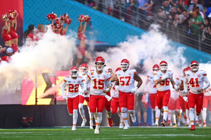 NFL, American Football Herren, USA Super Bowl LVII-Kansas City Chiefs vs Philadelphia Eagles Feb 12, 2023 Glendale, Arizona, US Kansas City Chiefs quarterback Patrick Mahomes 15 leads his field onto t ...