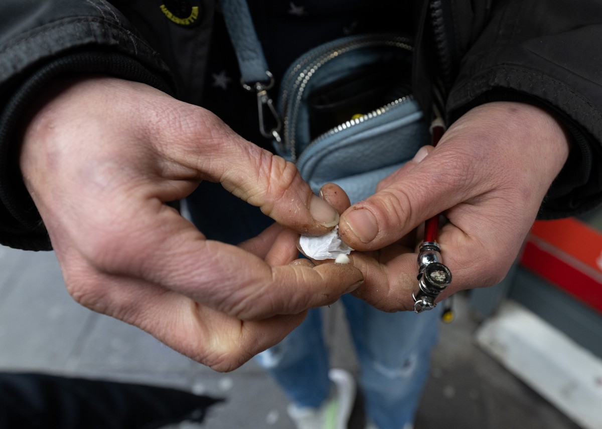 ARCHIV - 19.11.2024, Hessen, Frankfurt/Main: Eine Crack-Abhängige bereitet ihre Crack-Pfeife vor und zerbröselt dazu den Crack-«Stein» (zu dpa: «Befragung in NRW-Städten: Crack hat Heroin abgelöst») F ...