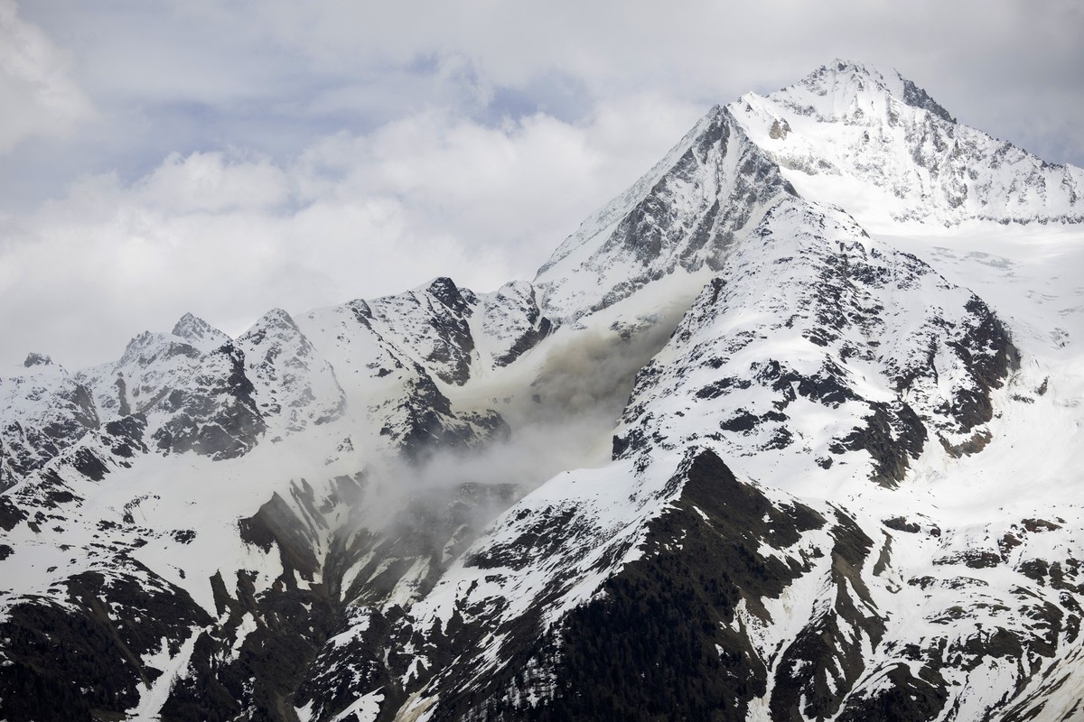 19.05.2025, Schweiz, Blatten: Staub von einem Felssturz steigt auf, an einer Flanke des Berges Bietschhorn im L