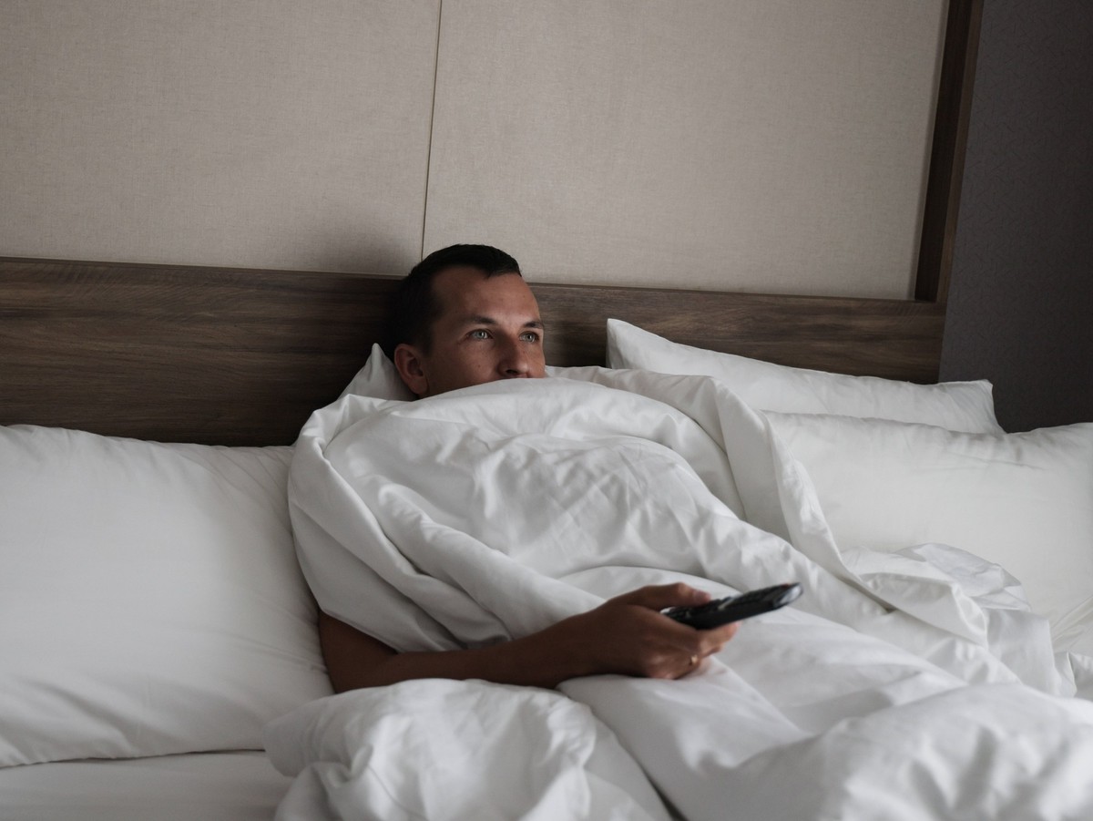 Relaxing in bed while watching television during a quiet evening Bangkok, Bangkok, Thailand R_KNCD250225CF-1666282-01 ,model released, Symbolfoto