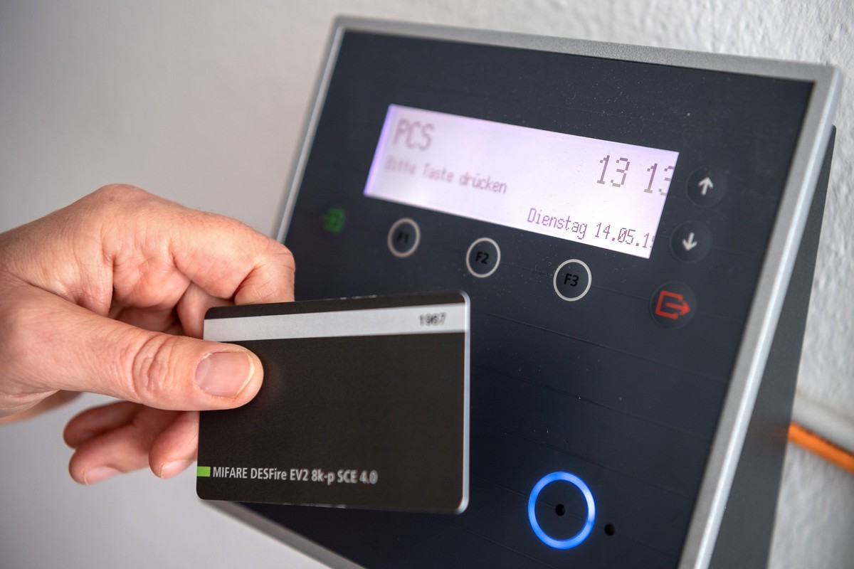 ARCHIV - 14.05.2019, Bayern, M�nchen: ILLUSTRATION - Ein Mitarbeiter erfasst seine Arbeitszeit digital an einem Terminal. Das Bundesarbeitsgericht in Erfurt befasst sich am Dienstag mit der Frage, ob  ...