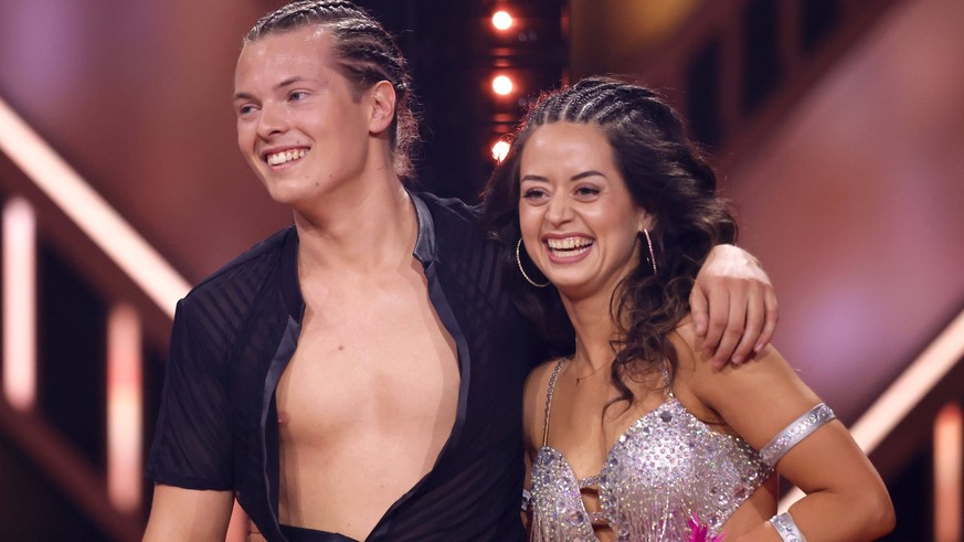 Sänger Gabriel Kelly und Tänzerin Malika Dzumaev in der siebten Live-Show bei der 17. Staffel der RTL-Tanzshow Let s Dance im MMC Coloneum. Köln, 19.04.2024 NRW Deutschland *** Singer Gabriel Kelly an ...