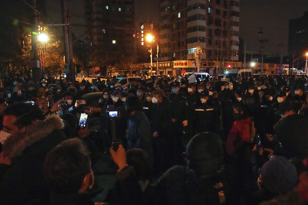 Protesters clash with policemen during a protest in Beijing, Sunday, Nov. 27, 2022. Protesters angered by strict anti-virus measures called for China&#039;s powerful leader to resign, an unprecedented ...