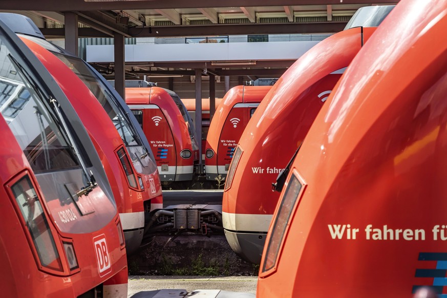 Züge der S-Bahn Region Stuttgart Hauptbahnhof Stuttgart. // 06.08.2021: Deutschland, Baden-Württemberg, Stuttgart. *** Trains of the S Bahn Region Stuttgart Central Station Stuttgart 06 08 2021 German ...