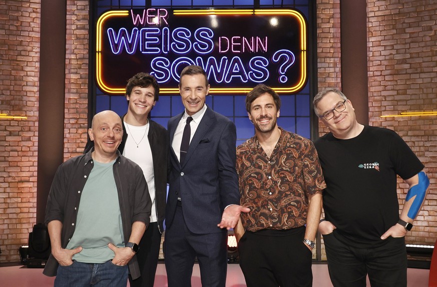 ARD WER WEISS DENN SOWAS? FOLGE 1143, &quot;Wincent Weiss und Max Giesinger &quot;, am Dienstag (02.04.24) um 18:00 Uhr im ERSTEN.
Moderator Kai Pflaume (M.) und seine Rateteam-Kapitäne Bernhard Hoëck ...