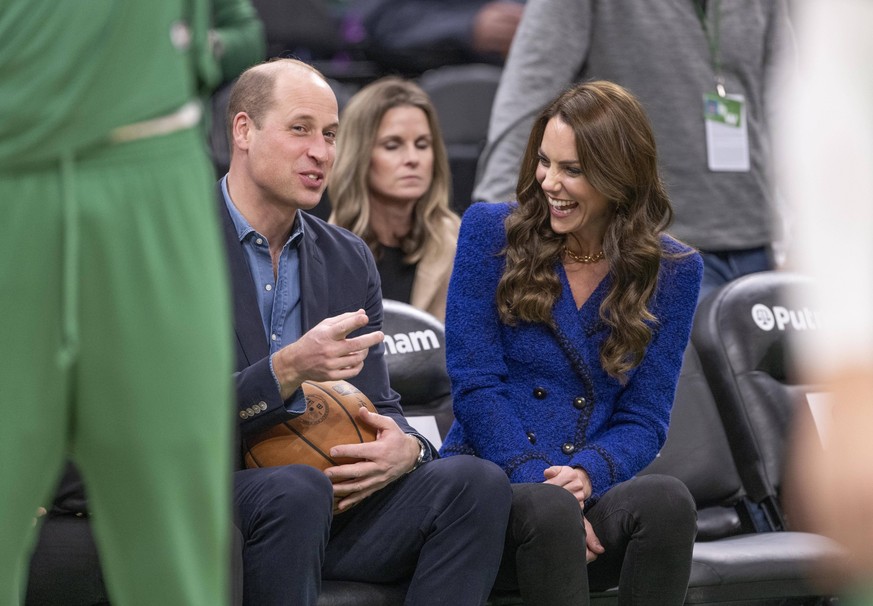 . 30/11/2022. Boston, United States. Prince William and Kate Middleton, the Prince and Princess of Wales, watch a Boston Celtics basketball game , on day one of their three day visit to the United Sta ...