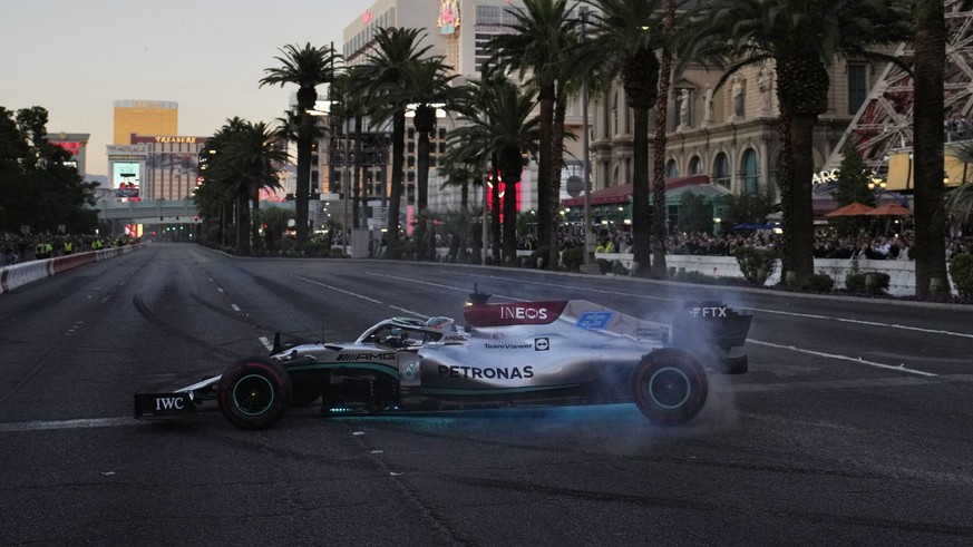 ARCHIV - 05.11.2022, USA, Las Vegas: George Russell macht einen Burnout während einer Demonstration entlang des Las Vegas Strip bei einer Eröffnungsparty für den Großen Preis von Las Vegas der Formel  ...