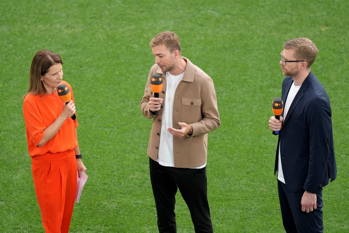 29.06.2024, Nordrhein-Westfalen, Dortmund: Fu�ball, UEFA Euro 2024, EM, Deutschland - D�nemark, Finalrunde, Achtelfinale, Stadion Dortmund, ZDF-Moderatorin Katrin M�ller-Hohenstein (l), und die beiden ...