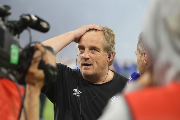 trainer Mike Bueskens, FC Schalke 04 vs. Fc St. Pauli, Fussball, 2. Bundesliga, 33. Spieltag, 07.05.2022, DFL REGULATIONS PROHIBIT ANY USE OF PHOTOGRAPHS AS IMAGE SEQUENCES AND/OR QUASI-VIDEO, Foto: E ...