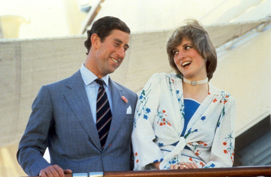 Prinzessin Diana neben ihrem Mann Prinz Charles von Wales Gro