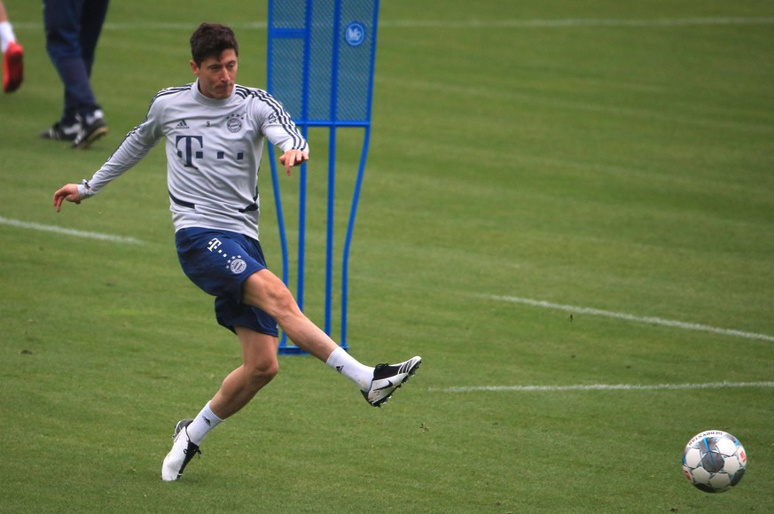 05.05.2020, FCB Training, Saebenerstrasse Muenchen, Fussball, im Bild: Robert Lewandowski FCB *** 05 05 2020, FCB Training, Saebenerstrasse Munich, soccer, in the picture Robert Lewandowski FCB