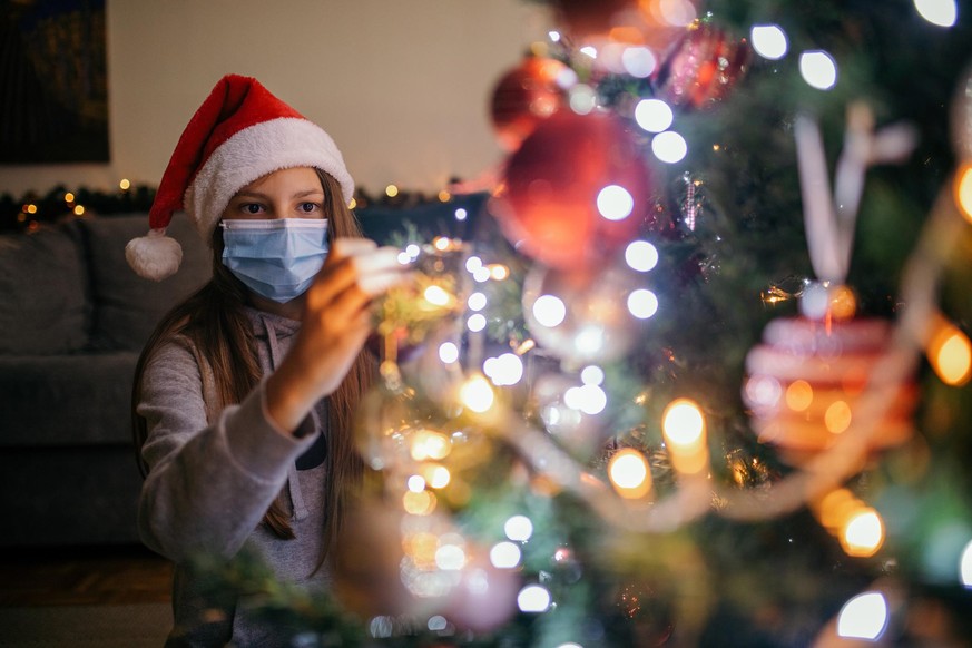 Viele Menschen machen sich nun Sorgen, ob sie an Heiligabend Abstand halten oder Maske tragen müssen. (Symbolbild)