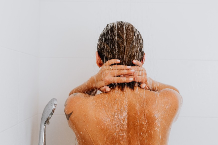 Beim Duschen im Hotel lässt man sich gerne mal mehr Zeit – angesichts der anhaltenden Dürre aber keine gute Idee.