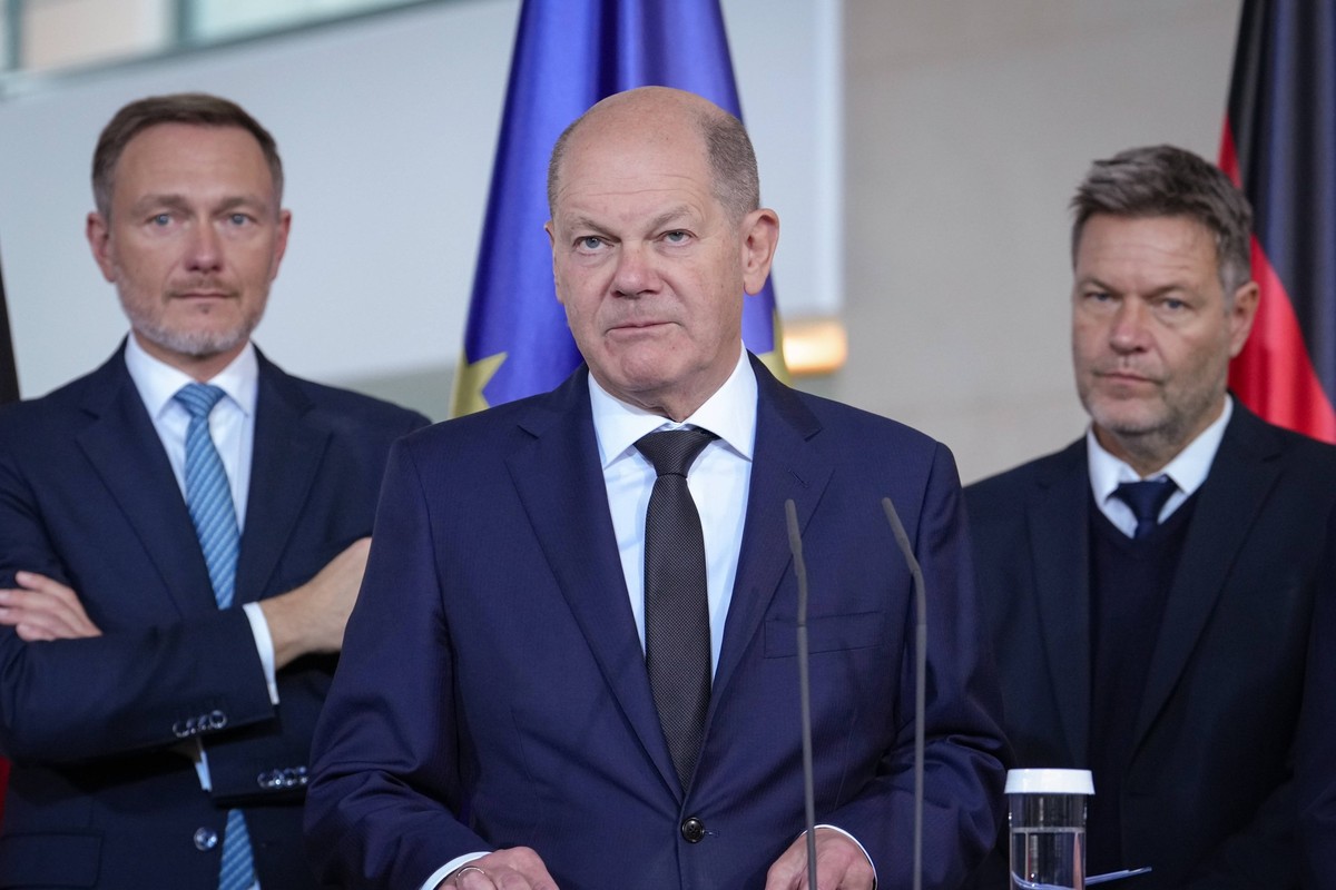 Uebergabe des Jahresgutachtens 2023/2024 des Sachverstaendigenrats Wirtschaftswaisen zur Begutachtung der gesamtwirtschaftlichen Entwicklung an den Bundeskanzler Bundeskanzler Olaf Scholz gemeinsam mi ...