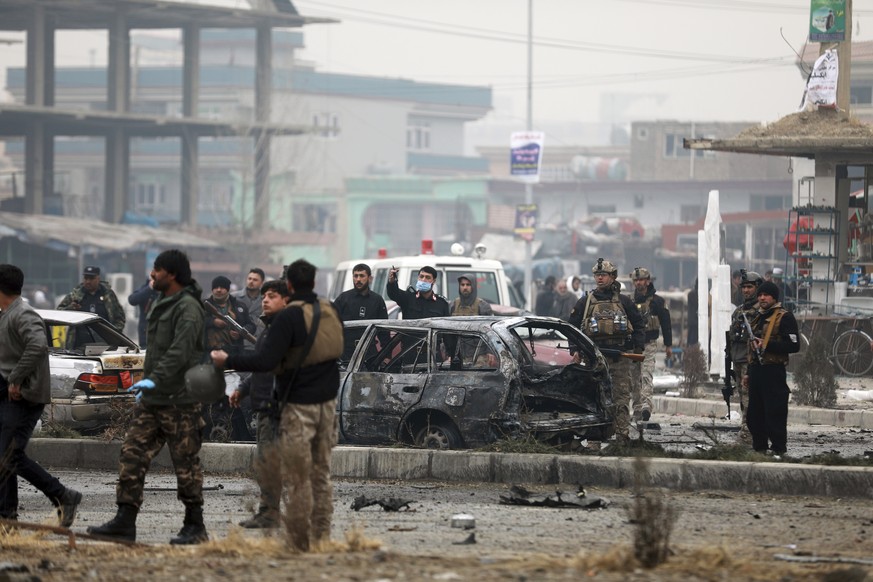 20.12.2020, Afghanistan, Kabul: Afghanisches Sicherheitspersonal inspiziert den Ort eines mutma