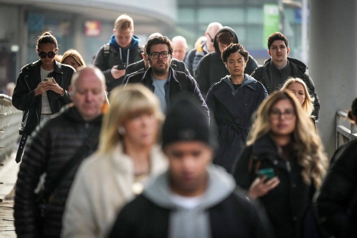 MANCHESTER, UNITED KINGDOM - MARCH 26: Commuters make their way to work in Manchester City centre on March 26, 2024 in Manchster, United Kingdom. Today the Office Of National Statistics releases popul ...