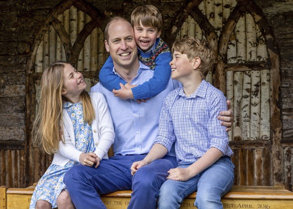 William, Príncipe de Gales, se sienta con sus hijos, la Princesa Charlotte, el Príncipe Louis y el Príncipe George, a la derecha, el sábado 17 de junio de 2023, justo antes del Día del Padre.  (Millie Pilkington/Palacio de Kensington...