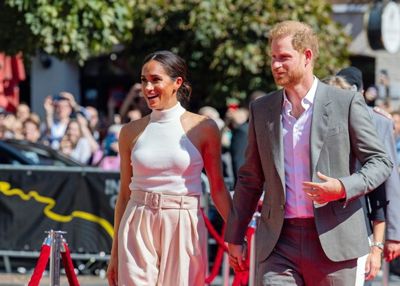 06.09.2022, Nordrhein-Westfalen, D�sseldorf: Der britische Prinz Harry, Herzog von Sussex, und seine Frau Meghan, Herzogin von Sussex, kommen am Rathaus an. Der Prinz und seine Frau kommen nach D�ssel ...