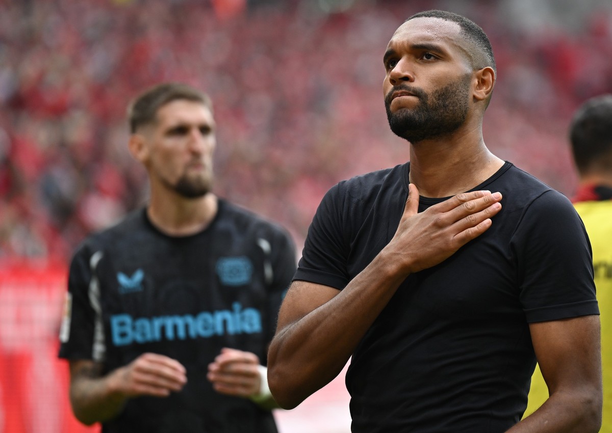 17.05.2025, Rheinland-Pfalz, Mainz: Fu�ball: Bundesliga, 1. FSV Mainz 05 - Bayer Leverkusen, 34. Spieltag, Mewa Arena. Leverkusens Jonathan Tah (r) wird nach dem Spiel neben Robert Andrich gefeiert. F ...