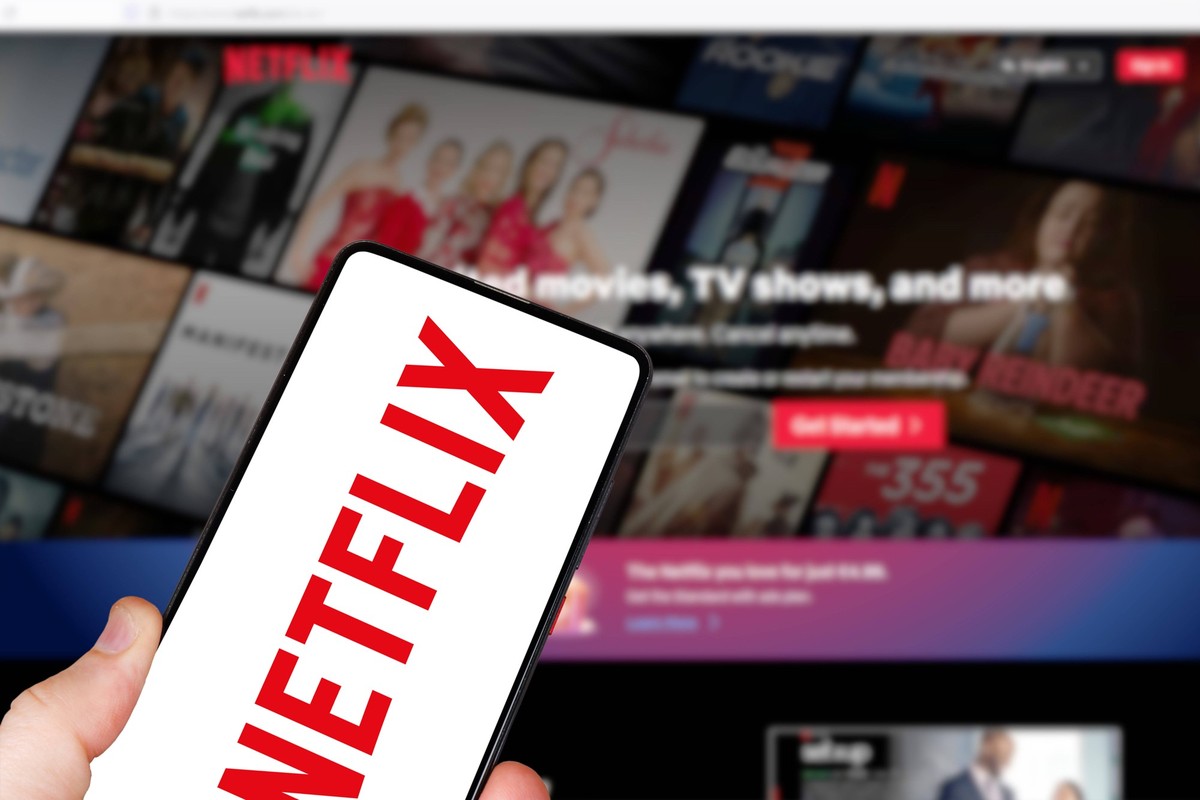 Netflix Logo online Video Streaming Plattform auf einem Handy und Computer in Stuttgart, Deutschland Stuttgart, Deutschland - 1. Mai 2024: Netflix Logo online Video Streaming Plattform auf einem Handy ...
