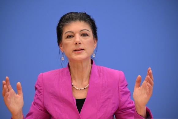 ARCHIV - 24.02.2025, Berlin: Sahra Wagenknecht, Spitzenkandidatin und Parteivorsitzende vom B�ndnis Sahra Wagenknecht (BSW), spricht im Haus der Bundespressekonferenz auf einer Pressekonferenz. (zu dp ...