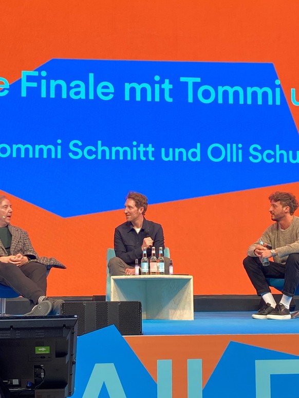 Olli Schulz (v.l.), Louis Klamroth und Tommi Schmitt traten beim Talk zu dritt auf.