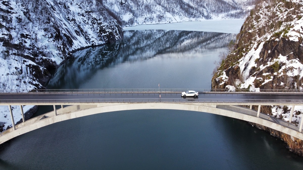 ARCHIV - Fjord-Feeling in Norwegen: Vor der Urlaubsfahrt mit dem Elektroauto sollte man sich die passenden Ladestationen auf der Route heraussuchen. (zu dpa: «Urlaub mit E-Auto: Wo die Anfahrt einem A ...